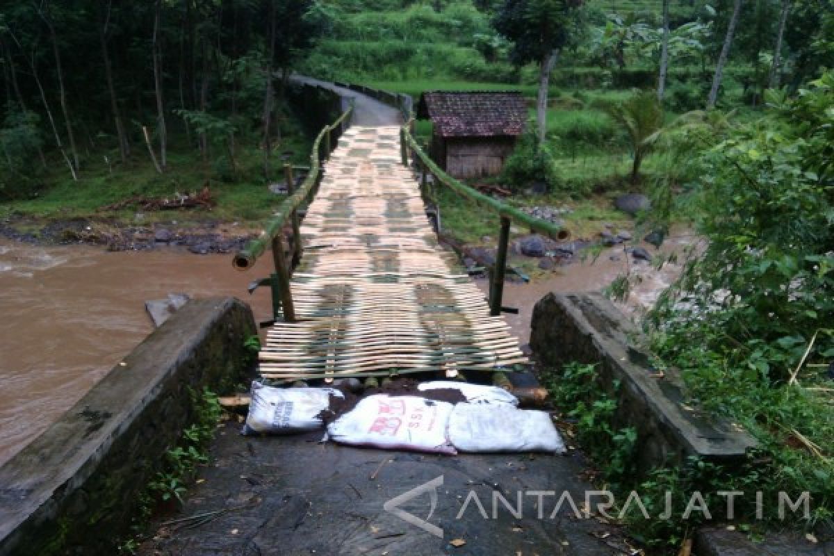 Karya Bakti TNI Bangun Jembatan Darurat Pascabencana di Jember