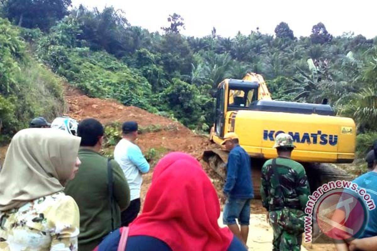 Pemkab Mateng Kerahkan Alat Berat Atasi Longsor 