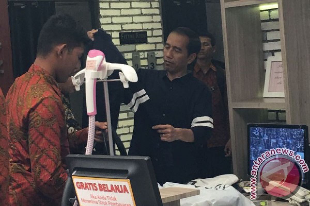 Presiden Jokowi belanja baju di Solo Square