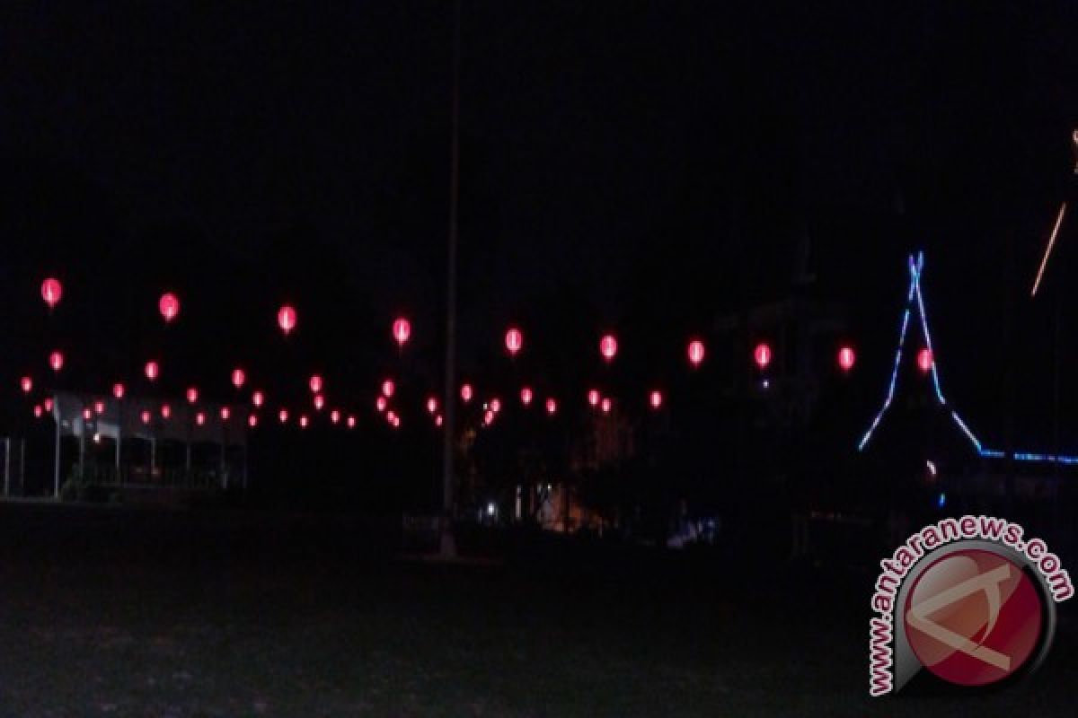  Seratus lampion beri warna Balai Kota Jambi