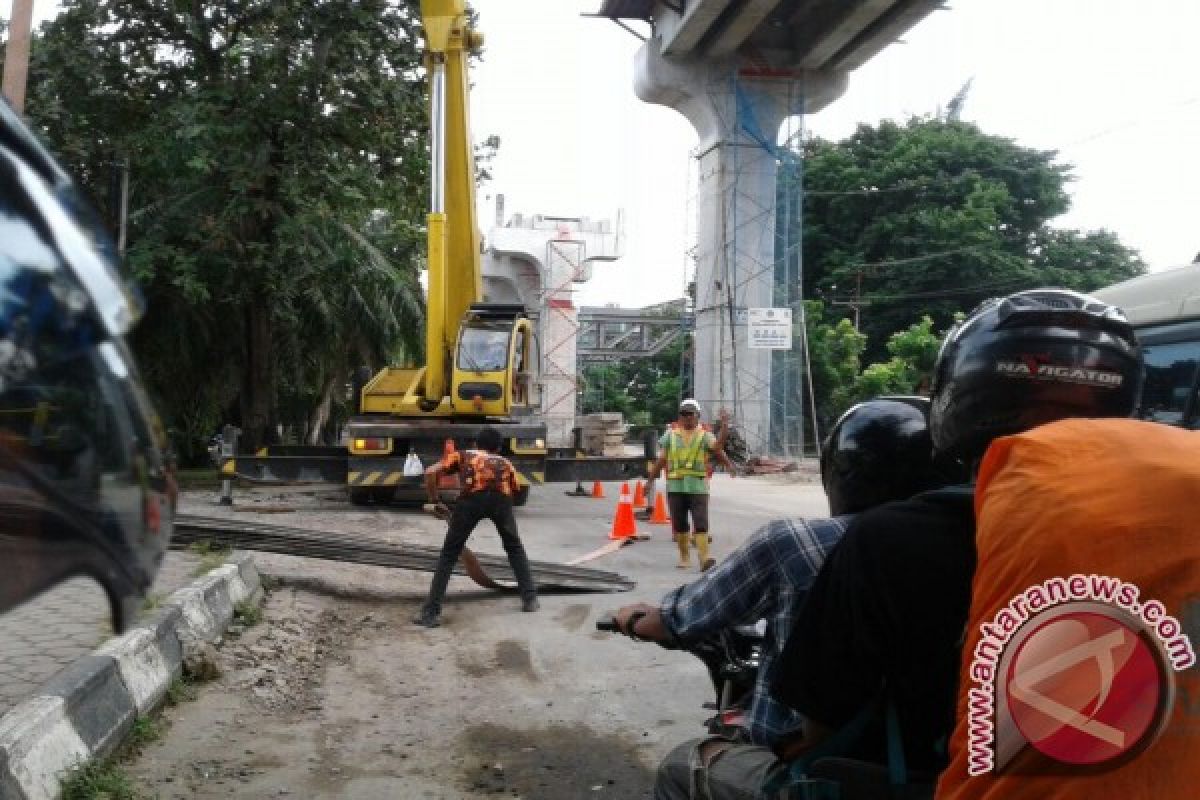 Pengerjaan LRT membuat pengendara harus waspada