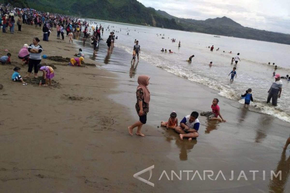 Pantai Gemah Tulungagung Ramai Dikunjungi Wisatawan