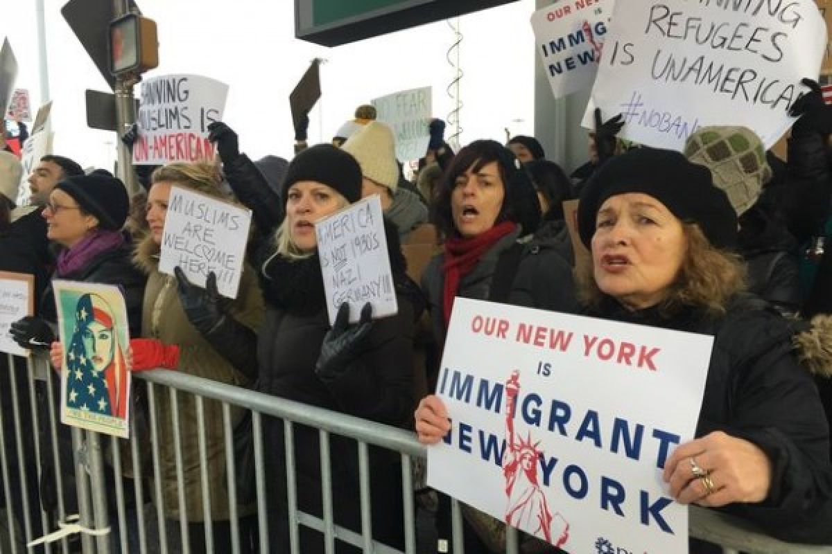 Hundreds protest at L.A. In`l Airport against Trump`s "Muslim Ban"