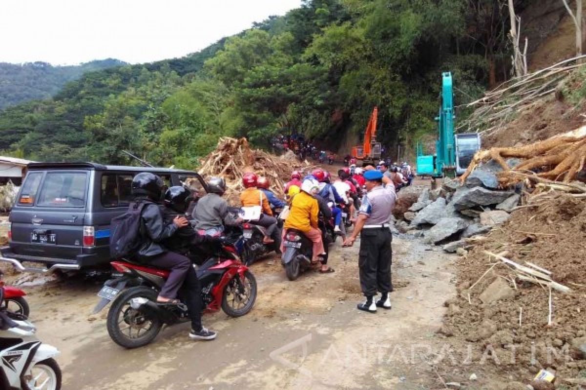 Ahli Geologi Segera Kaji Longsor Jalur Trenggalek