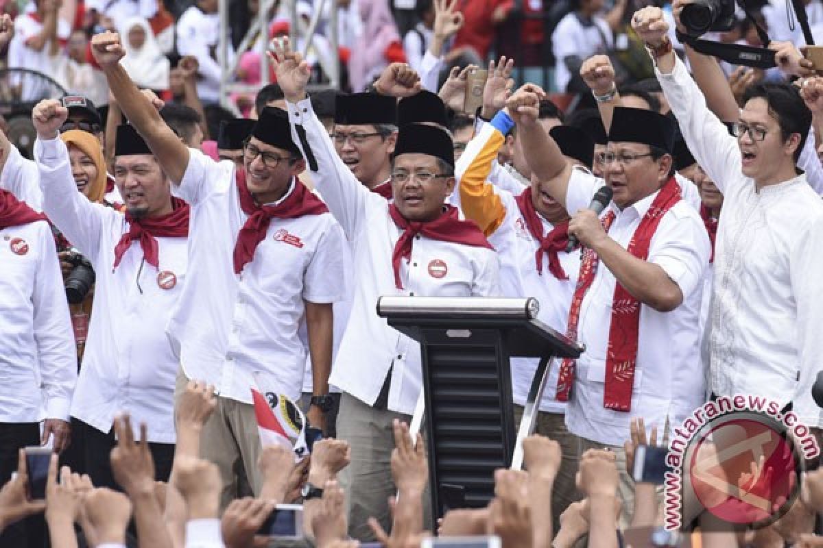 Lalu lintas tersendat, Sandiaga jalan kaki menuju lapangan Banteng