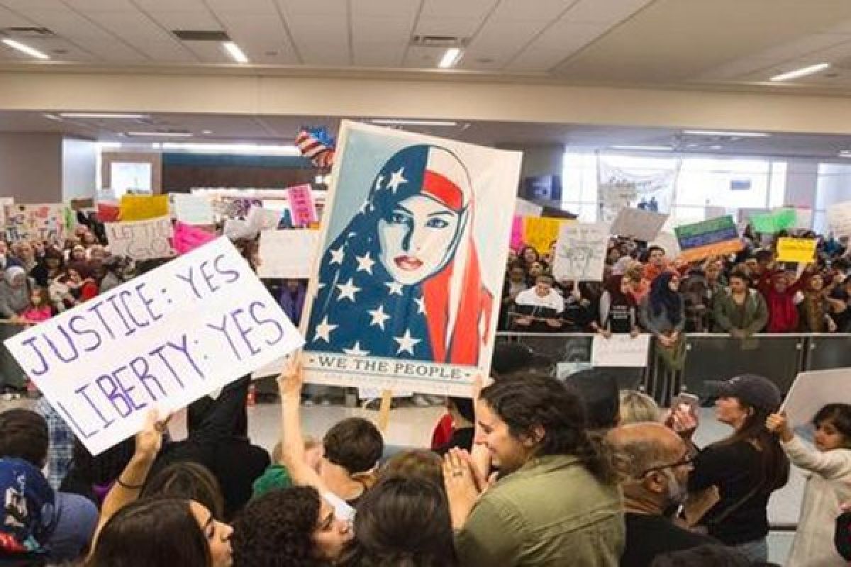 Tens of thousands in US cities protest Trump immigration order