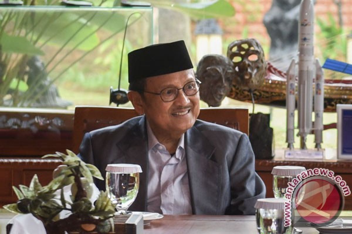 BJ Habibie sambut baik pengembangan pesawat R80