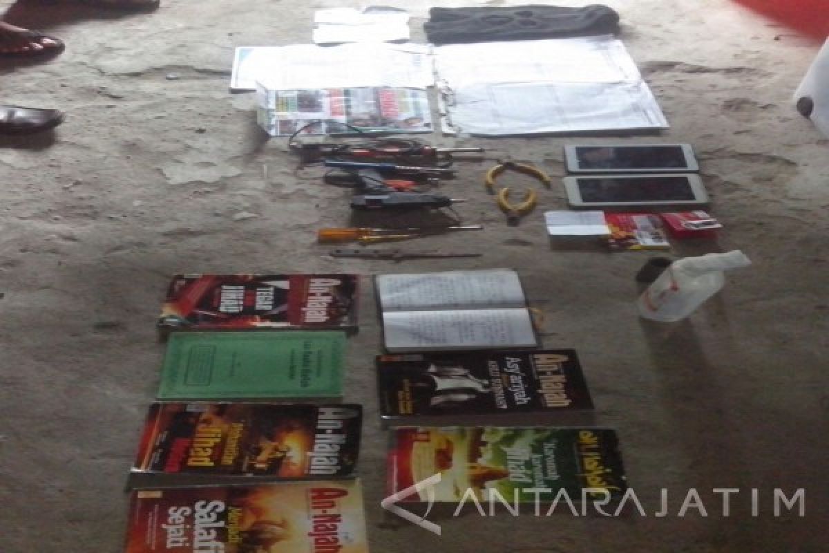 Densus 88 Geledah Rumah Terduga Teroris Ngawi