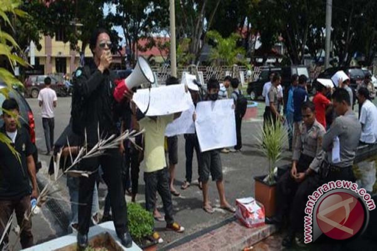 Warga Segel Gedung Sekretariat DPRD Sultra