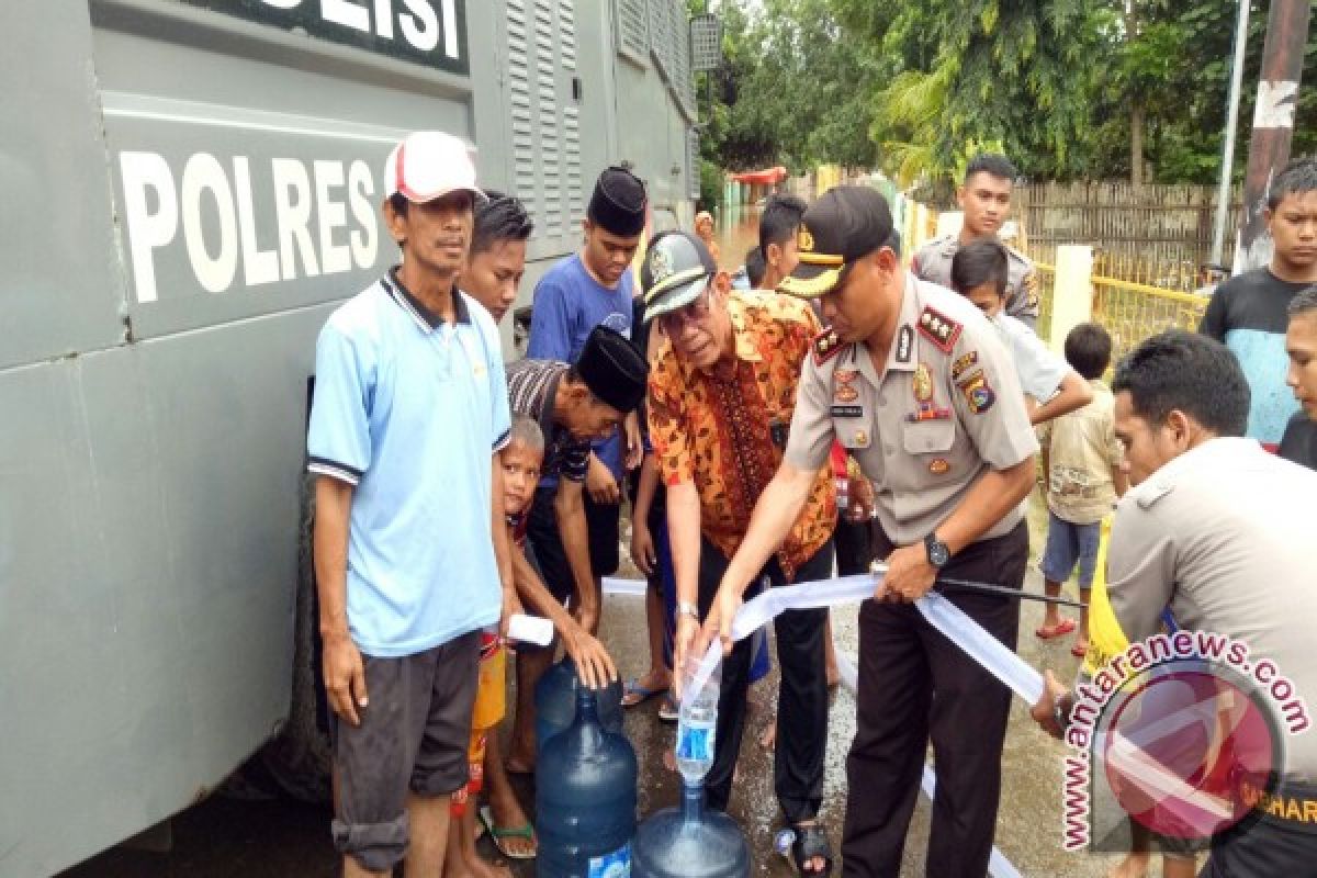 Polres Bima Salurkan Air Bersih Untuk Korban Banjir 