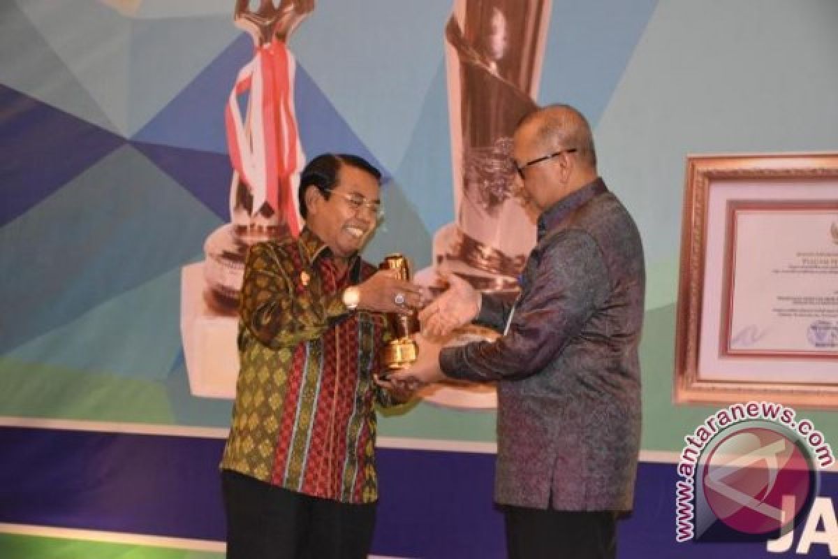 Lubuk Pakam Raih Piala Wahana Tata Nugraha