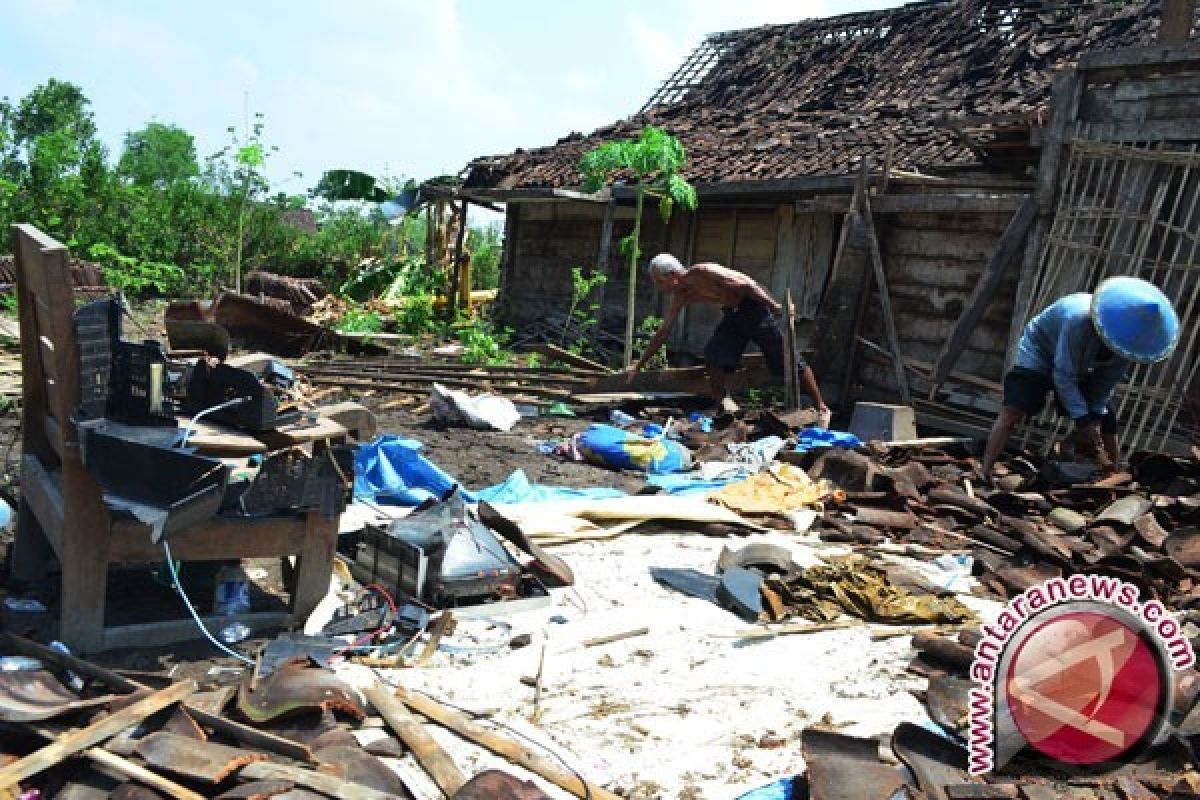 63 rumah rusak diterpa angin puting beliung