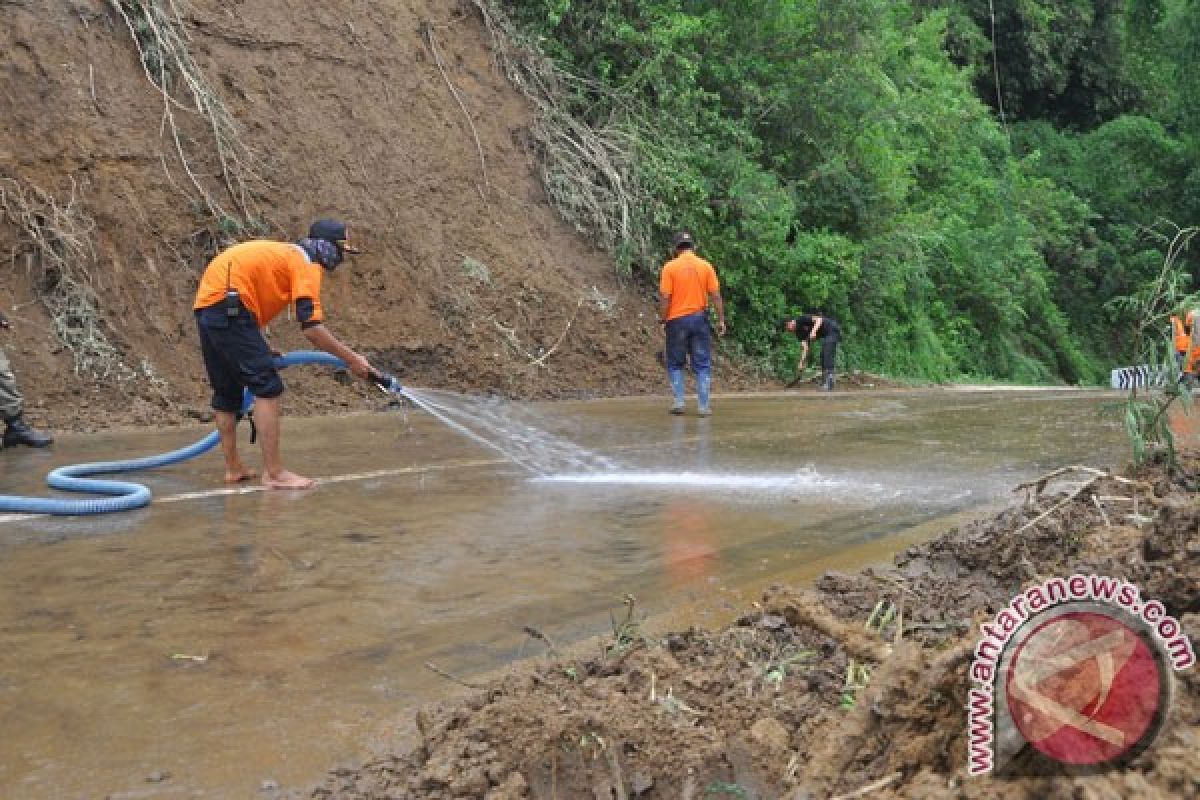 Polsek Cisarua evakuasi lokasi longsor di Puncak