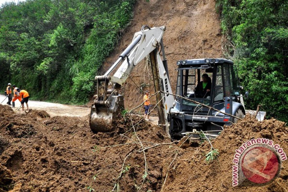 Tanah longsor rusak rumah warga Ngawi