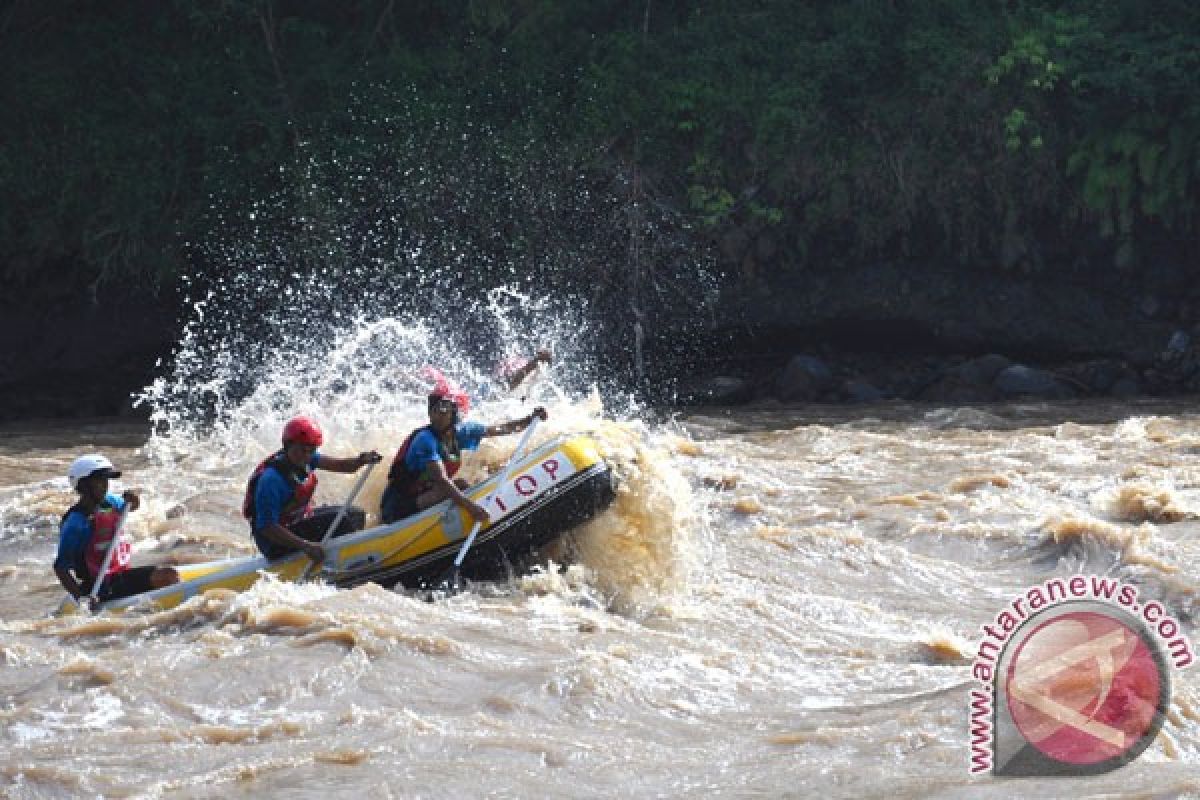 Dua orang meninggal saat mengikuti arung jeram