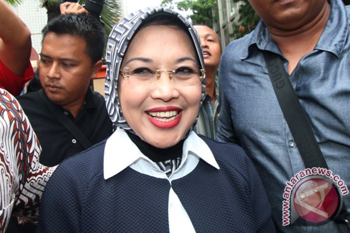 Sylviana diperiksa polisi delapan jam