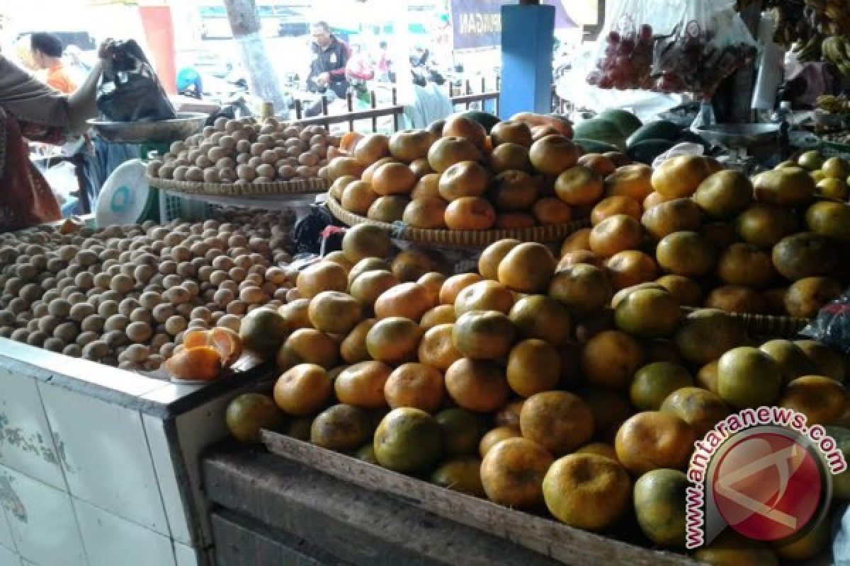 Pasca Imlek harga buah jeruk tetap tinggi