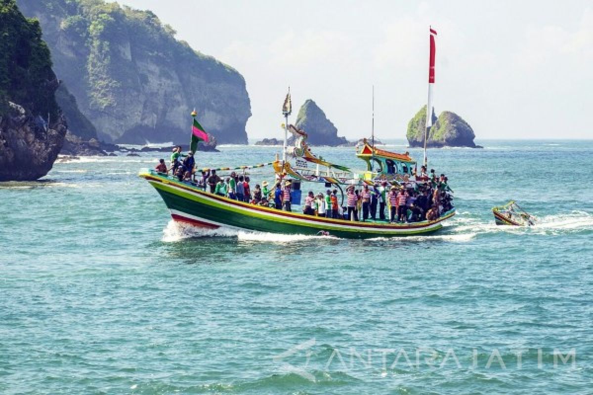 Ribuan Wisatawan Padati Pantai Papuma Selama Libur Lebaran