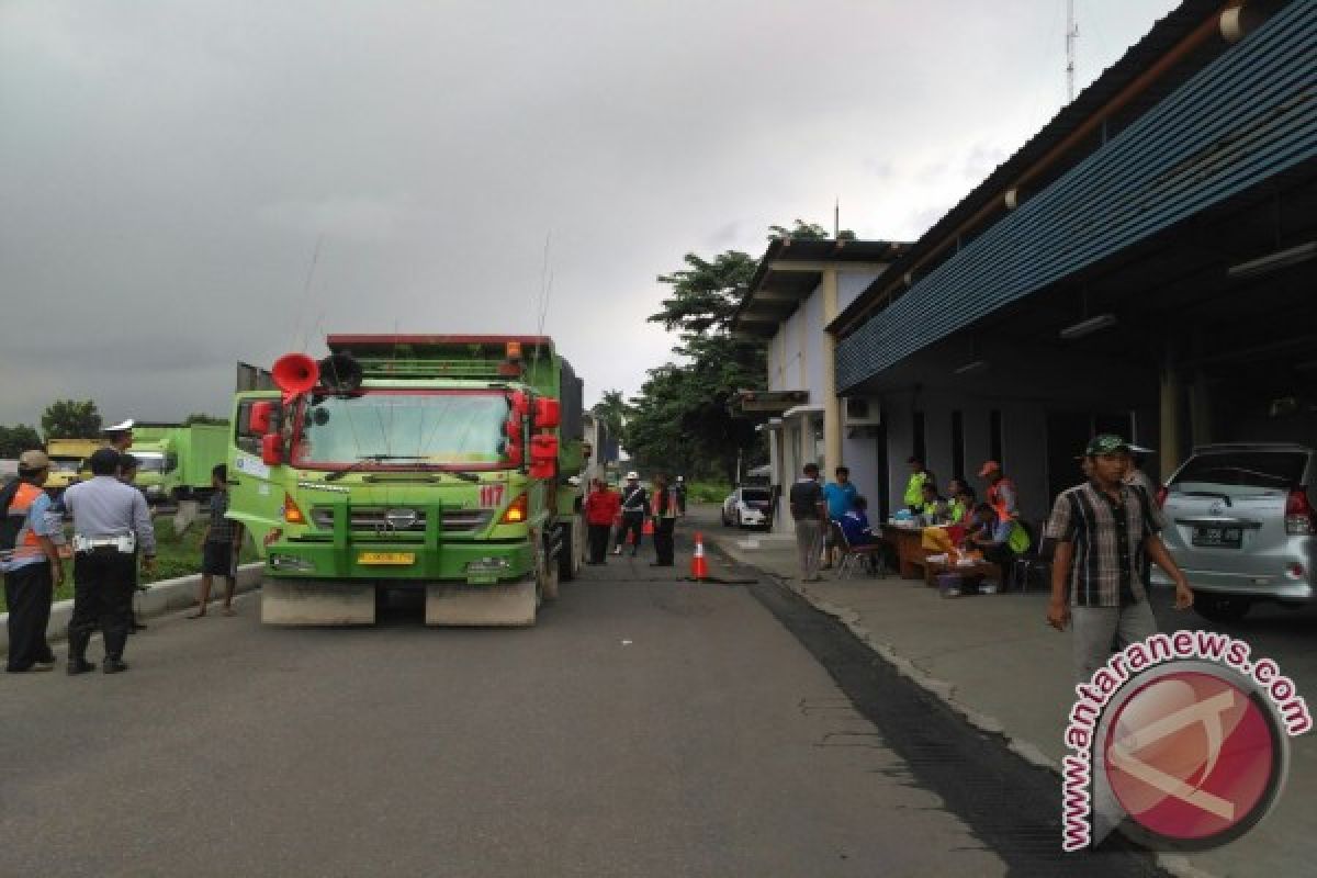 214 kendaraan bertonase berat di tol Jakarta-Cikampek dirazia