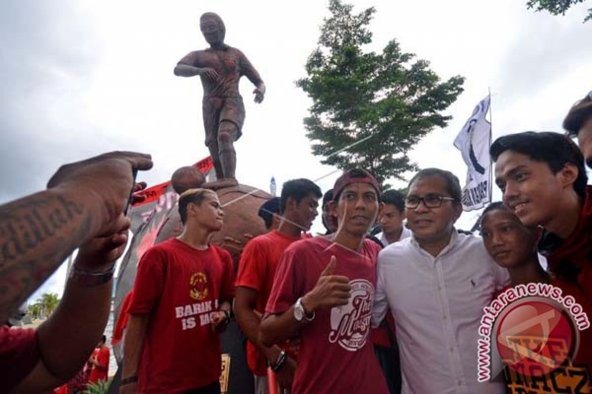 PATUNG RAMANG LEGENDA SEPAK BOLA MAKASSAR