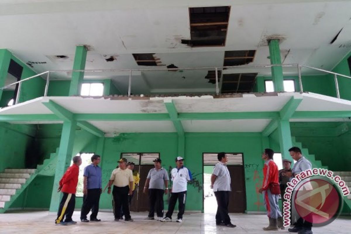 Gedung Aula SD Model terbengkalai memprihatinkan