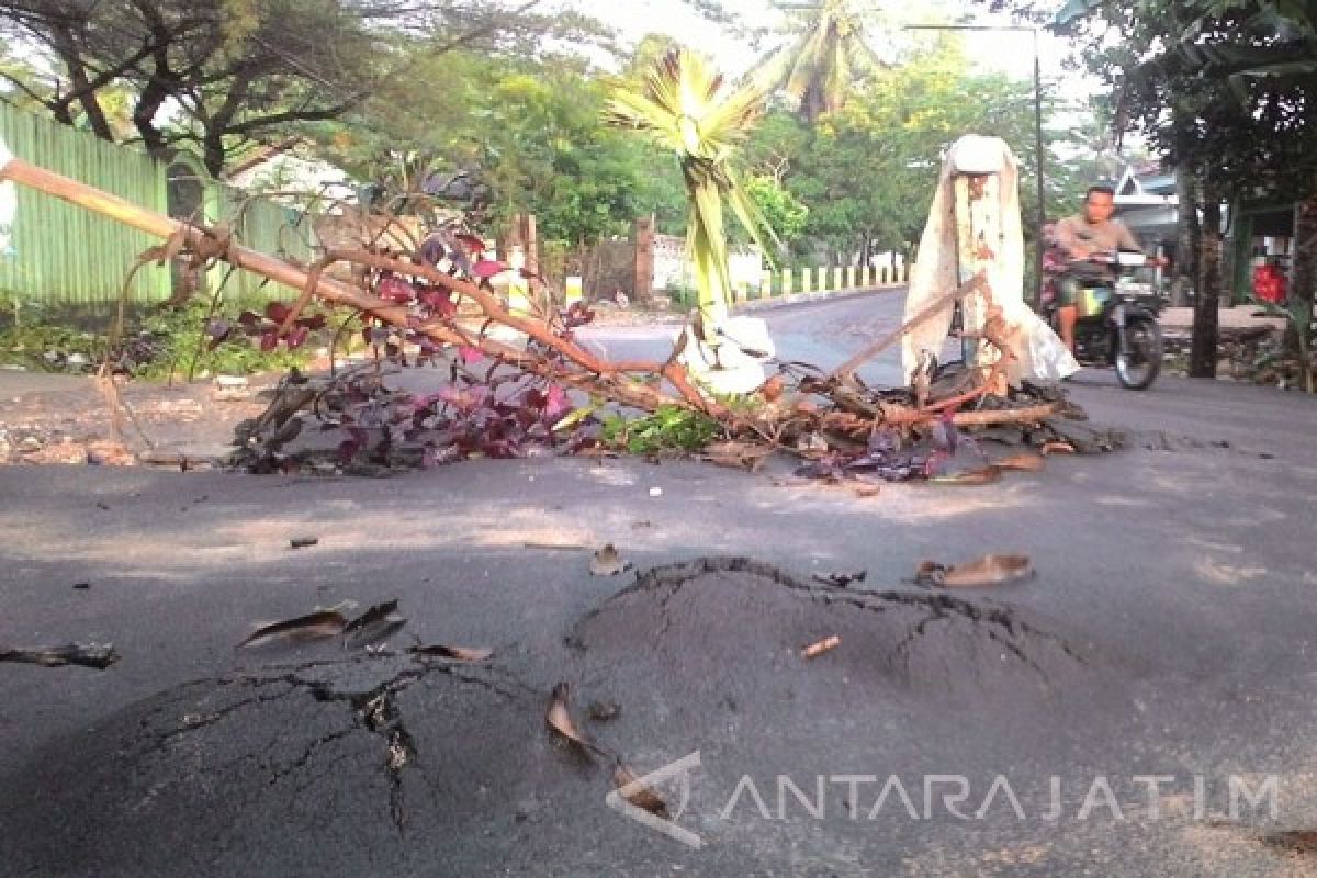 Jalan di Sumenep Rusak Akibat Hujan Deras