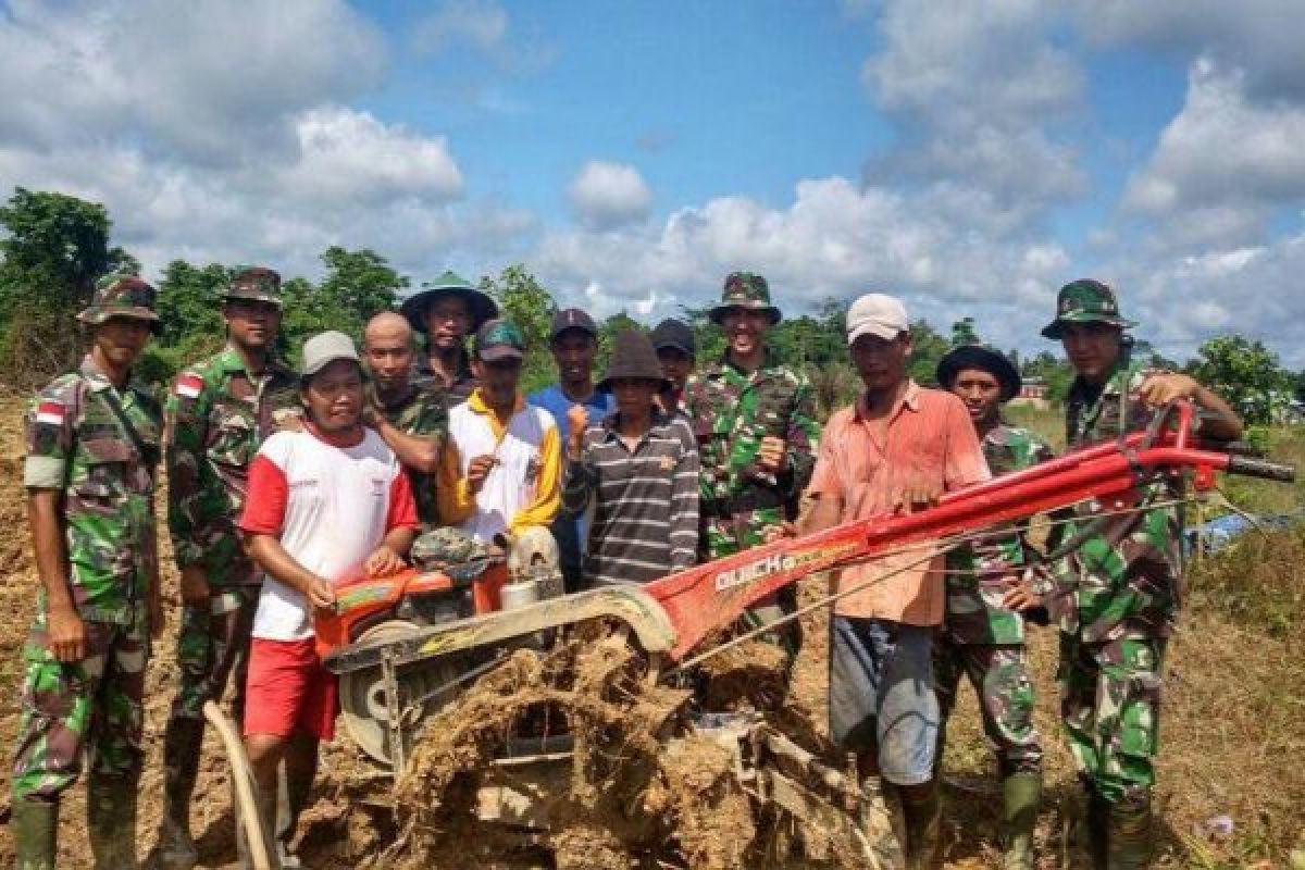 Satgas Yonif 330 bantu traktor untuk warga Asiki