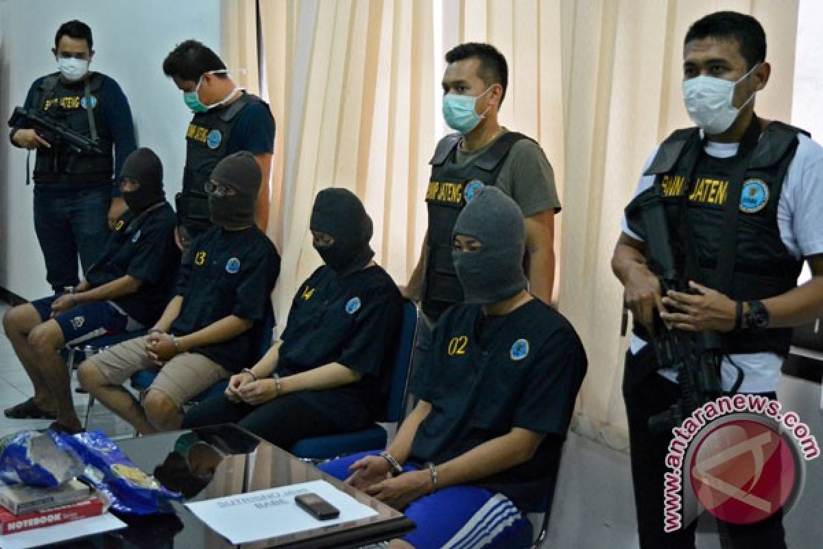 Petugas gabungan razia lapas narkotika Nusakambangan