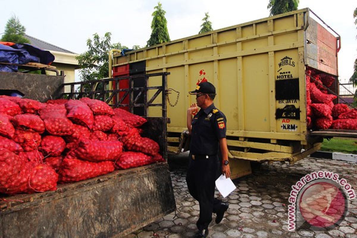 Polisi Riau sita 1,35 ton bawang ilegal Malaysia