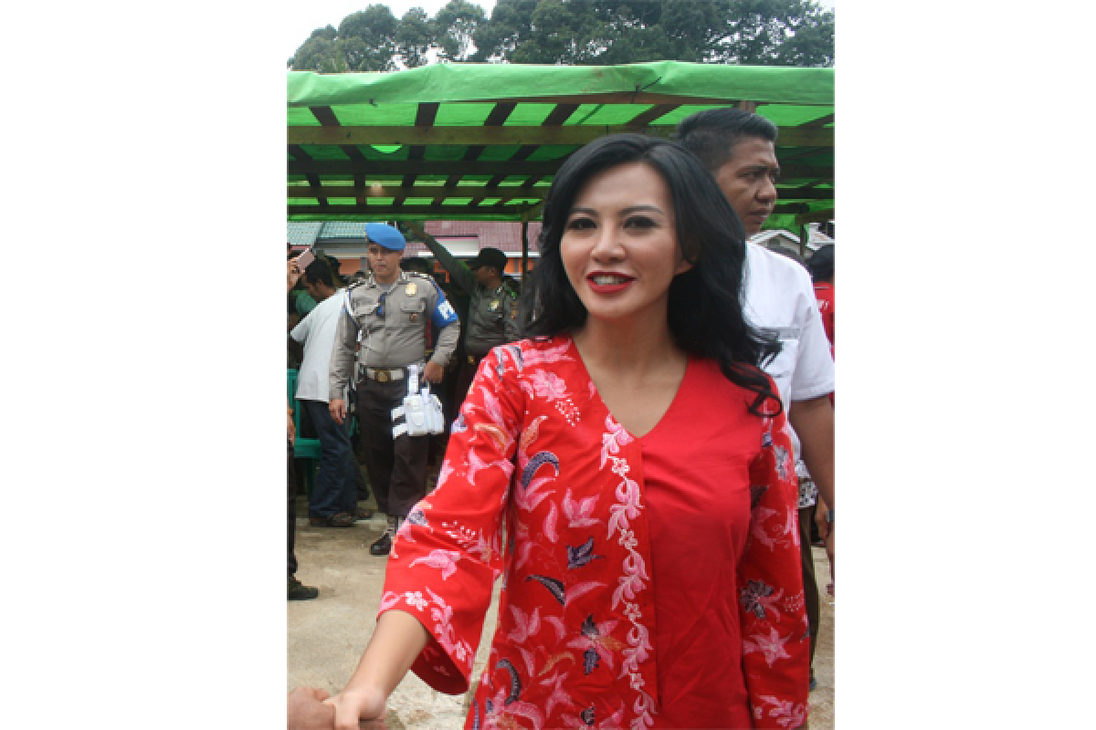 Karolin Ajak Dayak Sintang Bersatu Membangun Daerah 