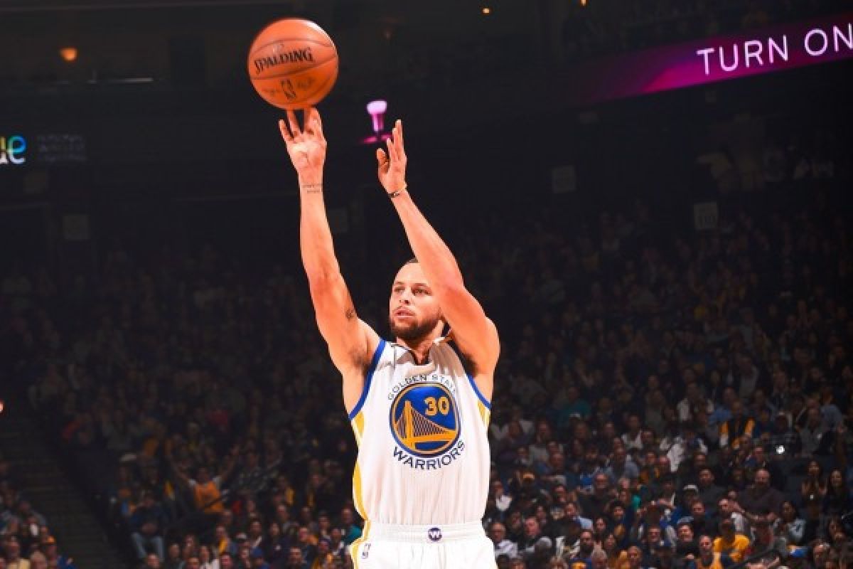 Curry janjikan Warriors tebus kekalahan pada Game 4