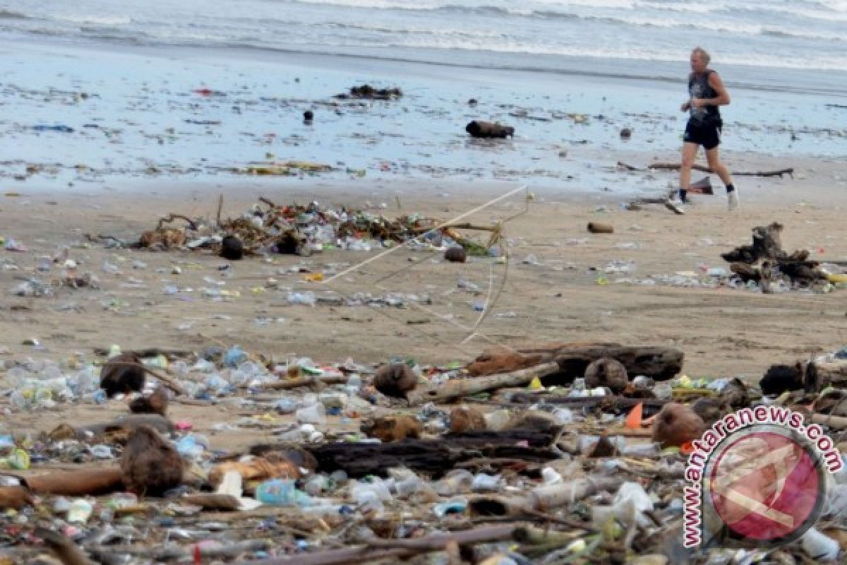 Jelang IMF-WB, ribuan relawan bersih-bersih Pantai Kuta