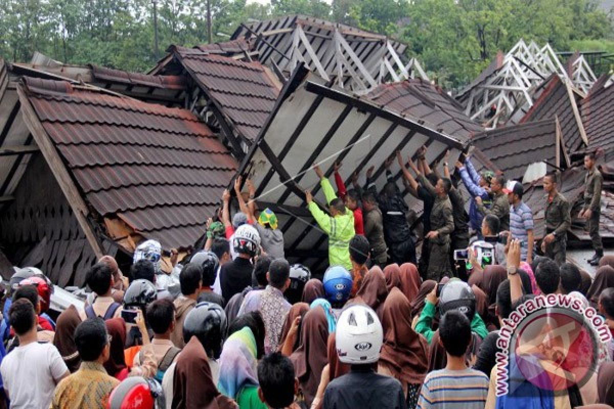 Satpol Gowa Tewas Tertimpa Atap Tribun Lapangan 