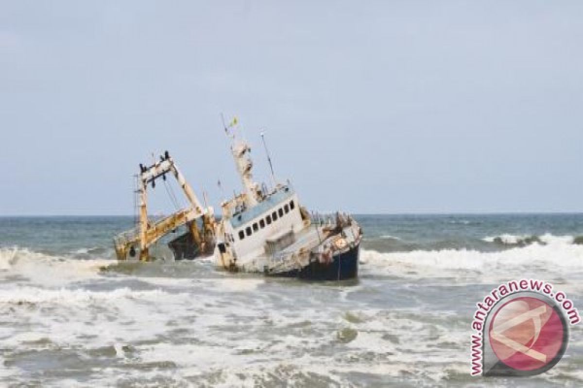 Kapal Motor Tenggelam Dihantam Gelombang