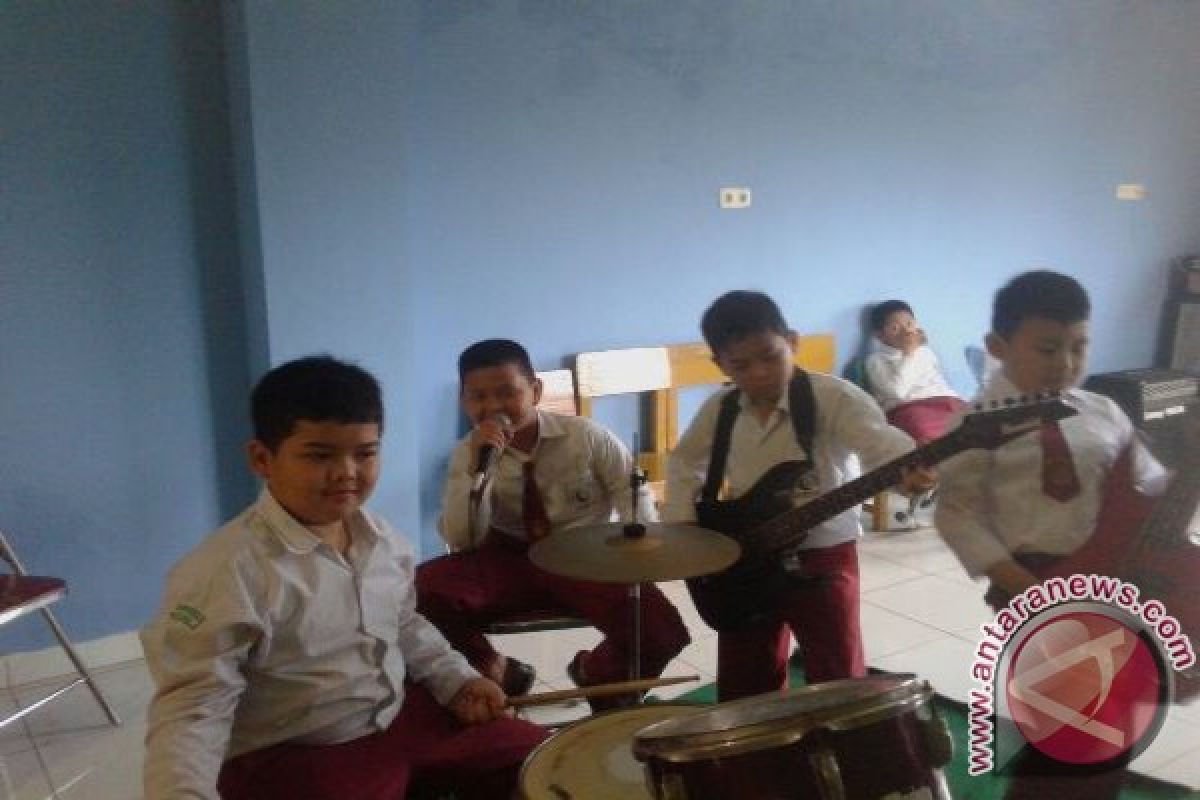 Bermain musik tempat menuangkan kreativitas anak