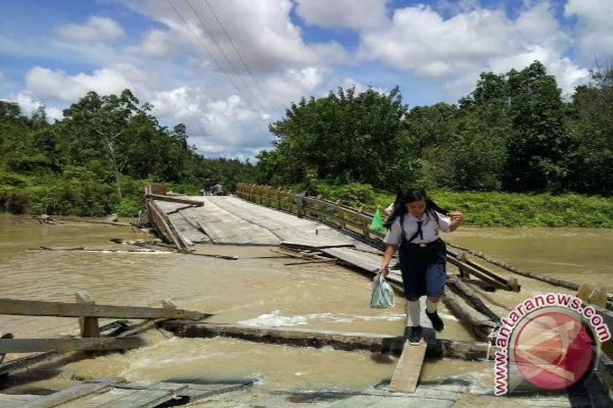 Jembatan Ambruk Akibat Cuaca Ektrem, Warga Gumas Perlu Waspada