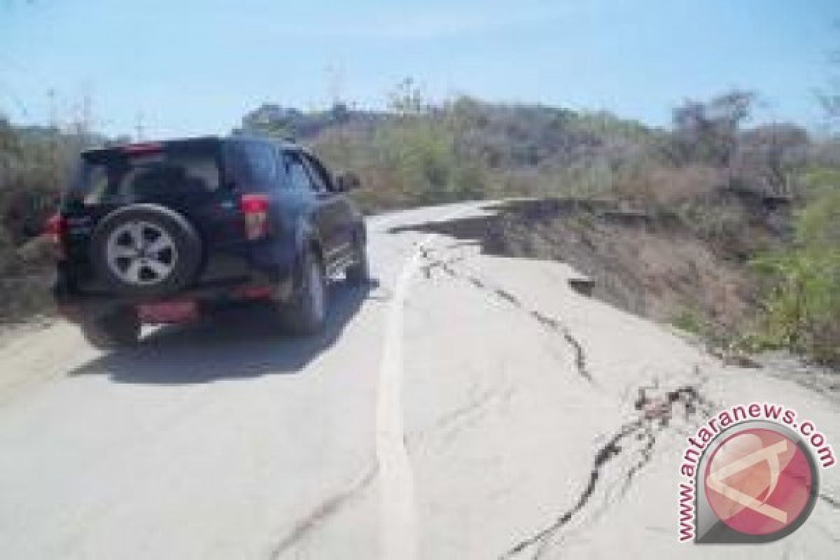 Akses Jalan Oelamasi-Lelogama Terancam Putus