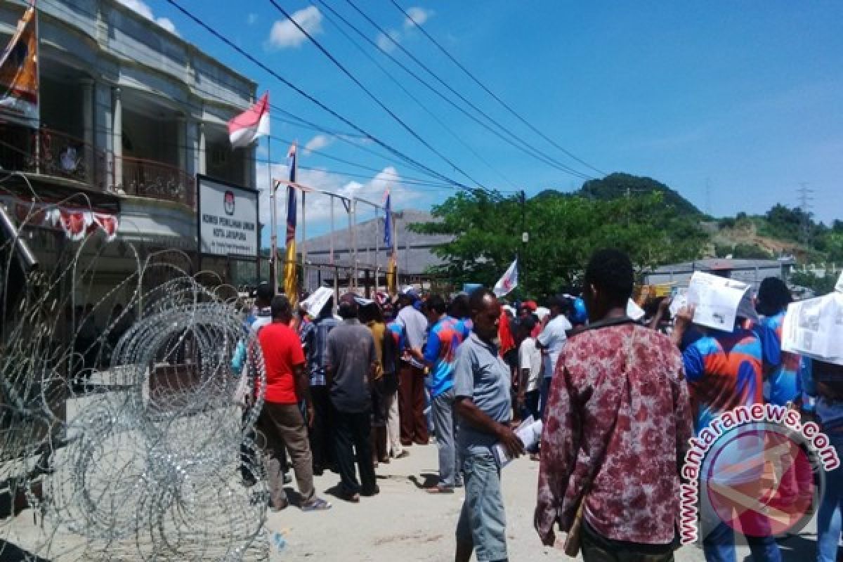 Simpatisan BMD-Alam blokade kantor KPU Kota Jayapura