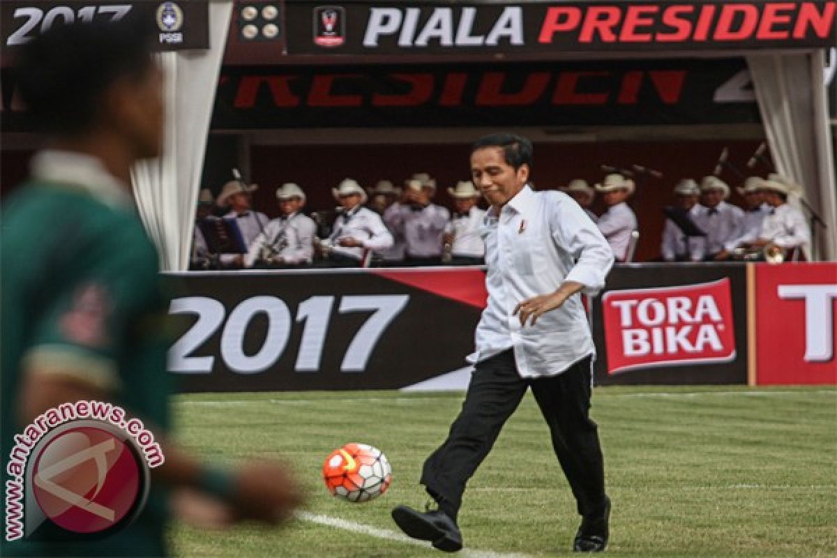 Jokowi kicks off ball marking start of President Cup 2017