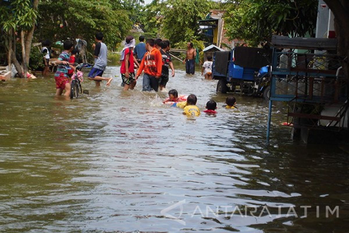 Ratusan Petugas Linmas/Satpol Surabaya Siaga Banjir Sumberejo