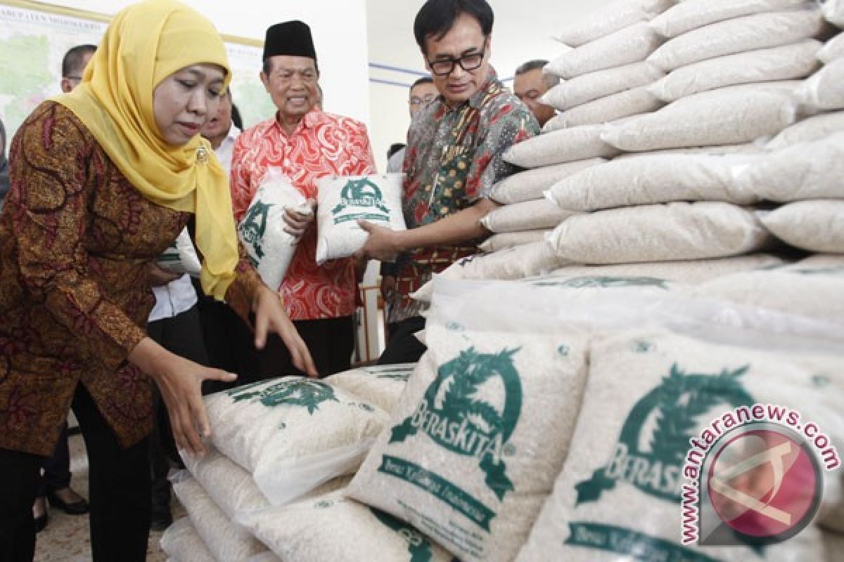 Minister Khofifah urges Bulog to ensure quality of distributed food
