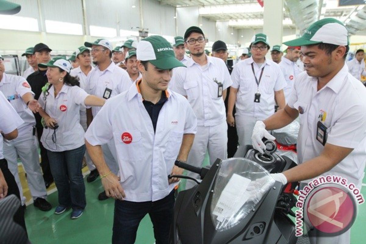 Marc Marquez dan Dani Pedrosa kunjungi pabrik AHM