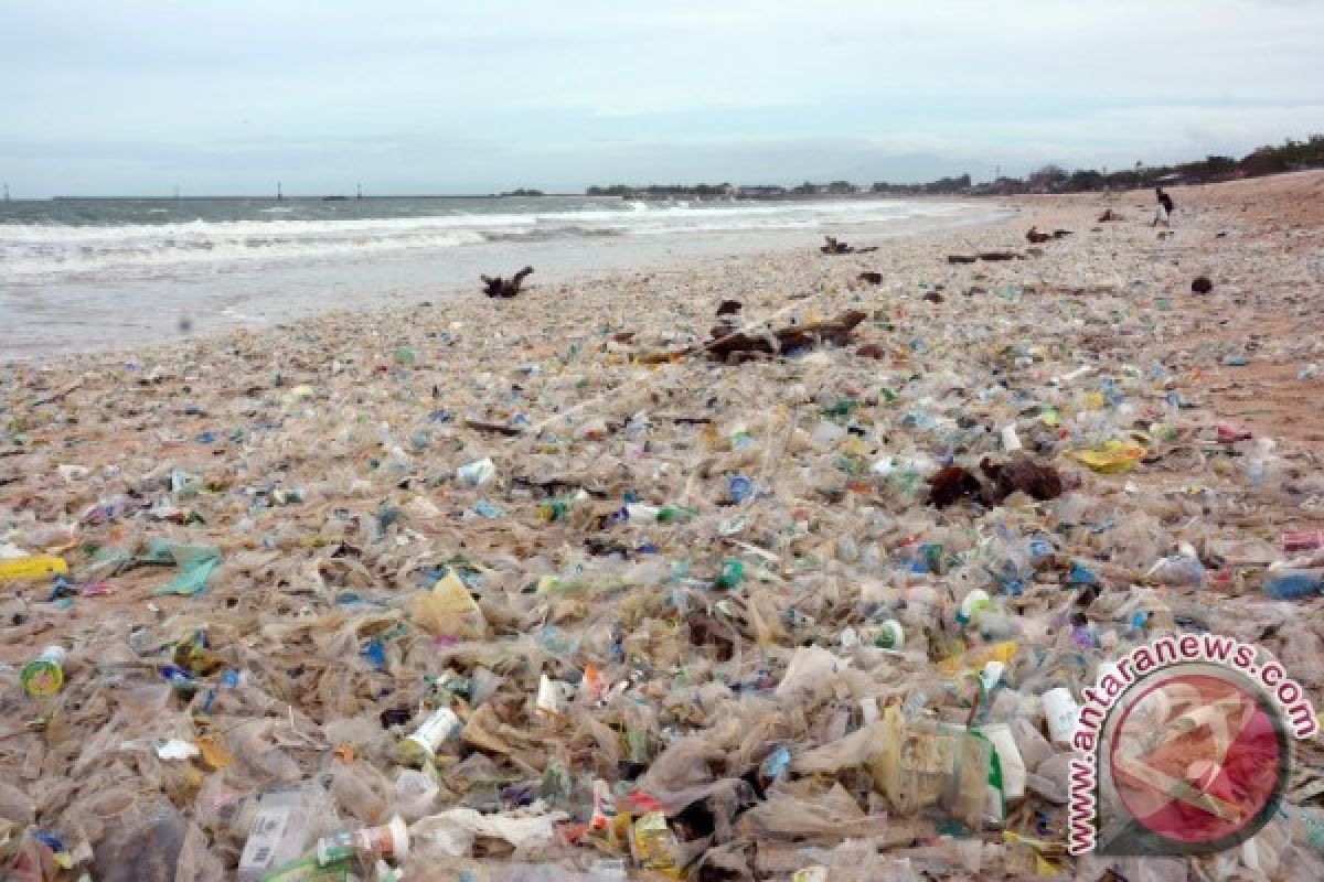 Badung Himpun 300 Ton Sampah Pantai Jimbaran-Kedonganan