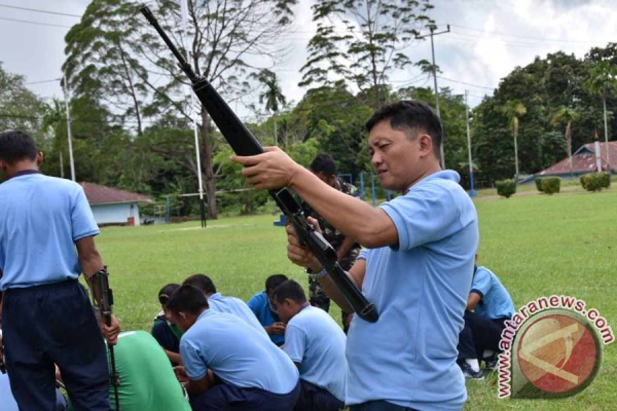 Danlanud Harry Hadisoemantri Cek Senjata 