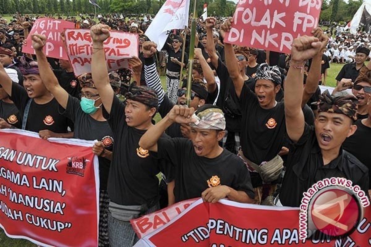 Ribuan Anggota Ormas Demo Tolak FPI