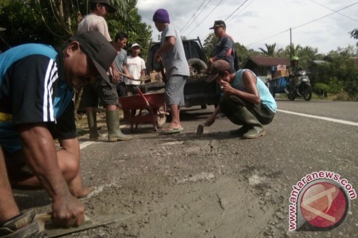 Mantap! Warga Desa Jaar Tambal Jalan Negara 