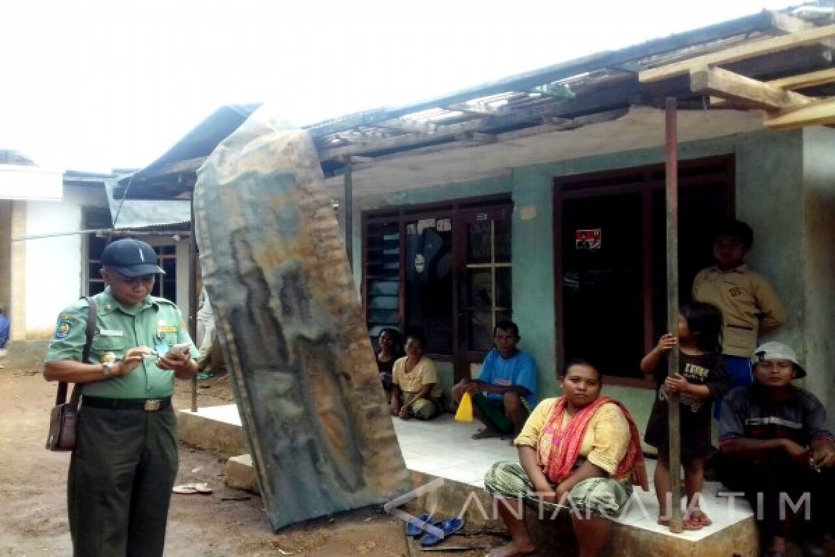 Angin Puting Beliung di Situbondo Rusak Rumah Warga (Video)