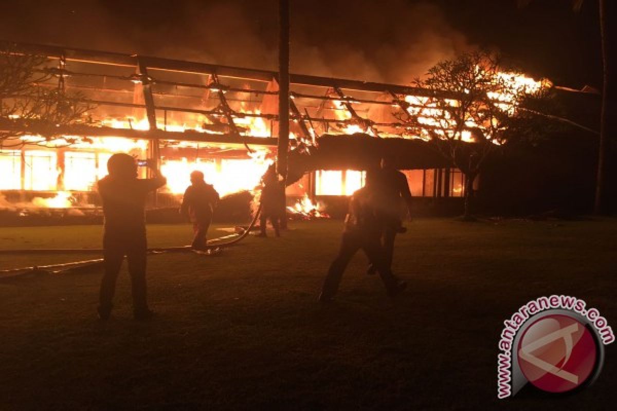 Belasan Kamar Hotel Oberoi di Lombok Utara Terbakar 