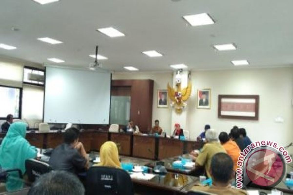 Kepala Sekolah Kabupaten Solok Mengadu ke DPRD