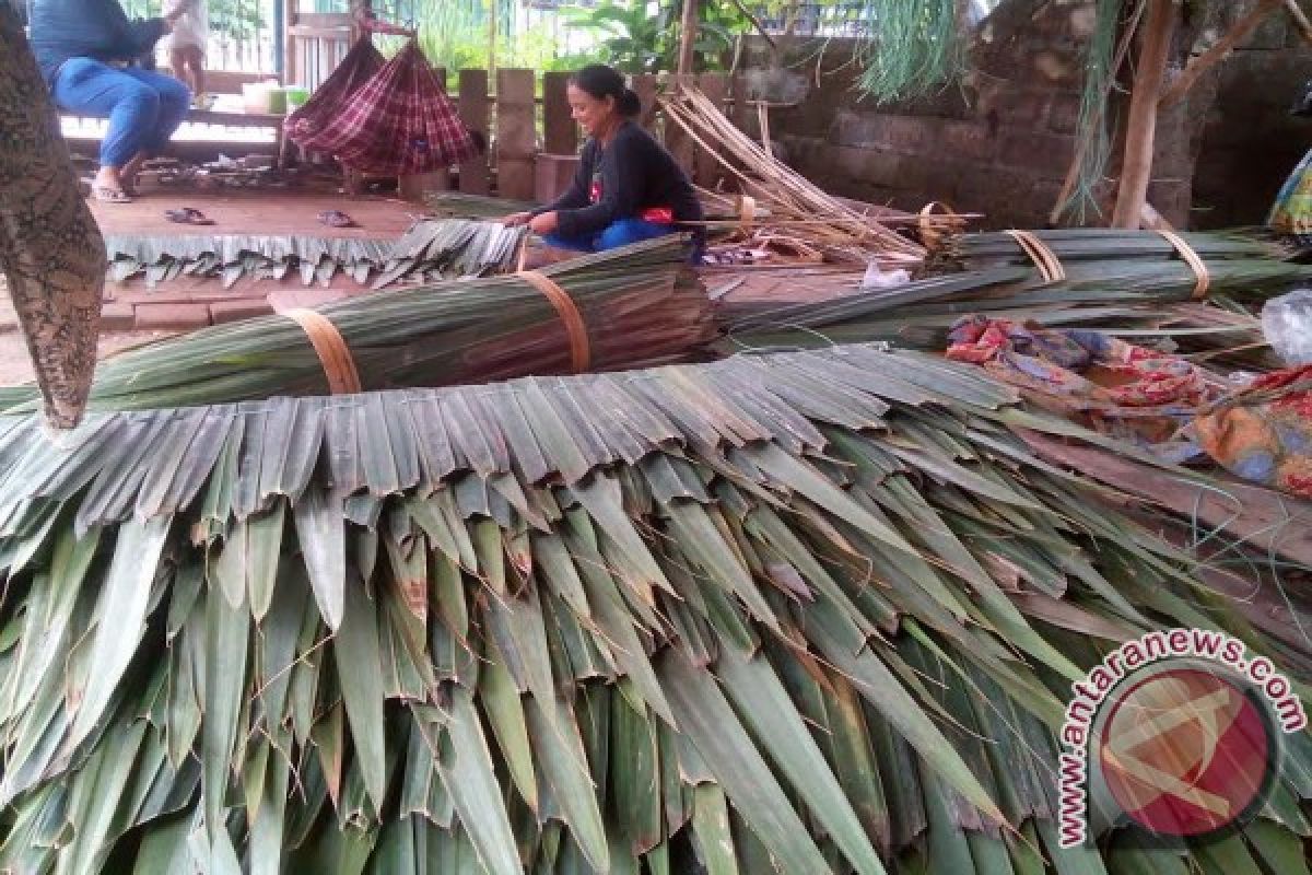 Tradisi turun temurun perajut atap nipah